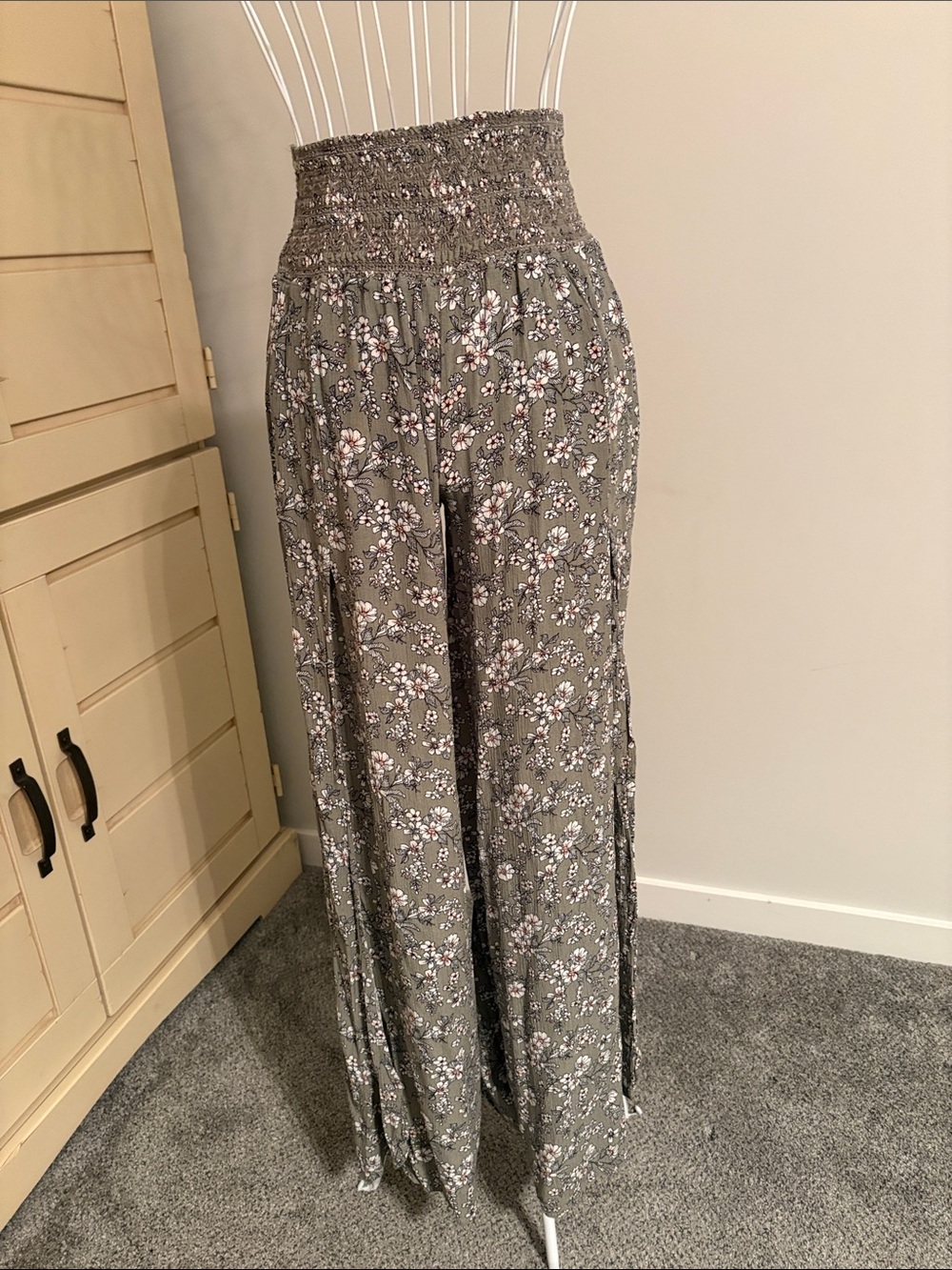 High-Waist Floral Wide-Leg Pants in Olive Green